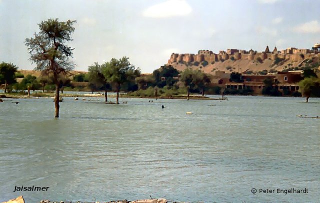Einer der künstlich angelegten Wassertanks vor der Wüstenstadt Jaisalmer.